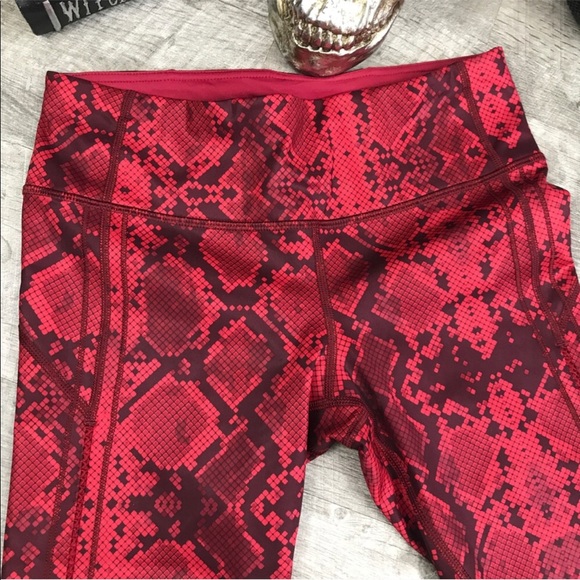 Lululemon red snake skin mesh back Capri workout - Picture 3 of 6